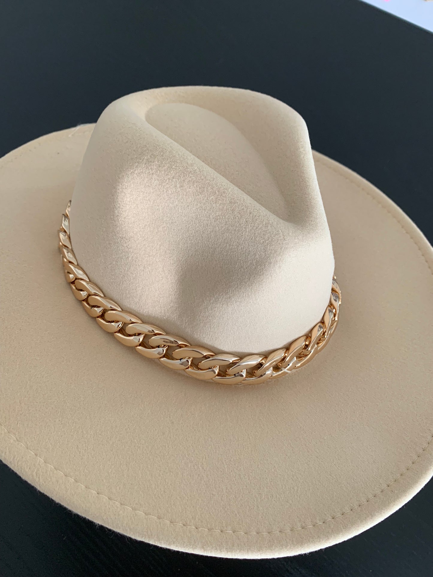 Chapeau beige avec Chaîne