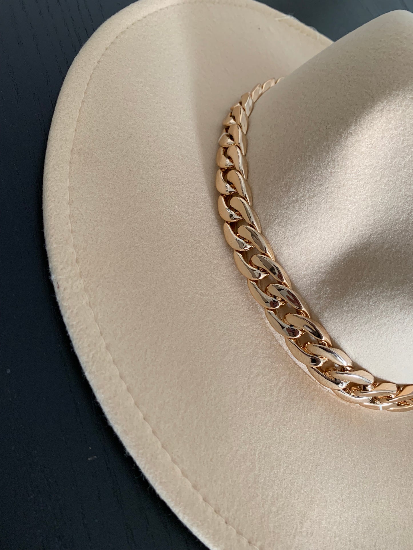 Chapeau beige avec Chaîne